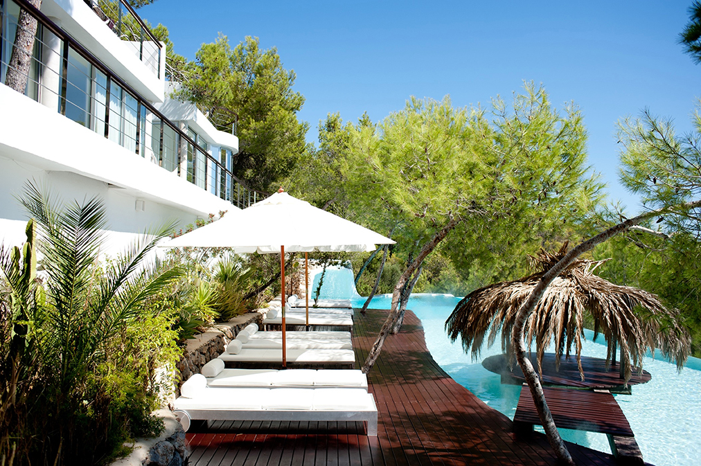 Reforma integral de casa en Ibiza zona exterior con piscina
