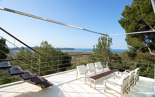 Diseño exterior de casa en Ibiza acabados madera y acero