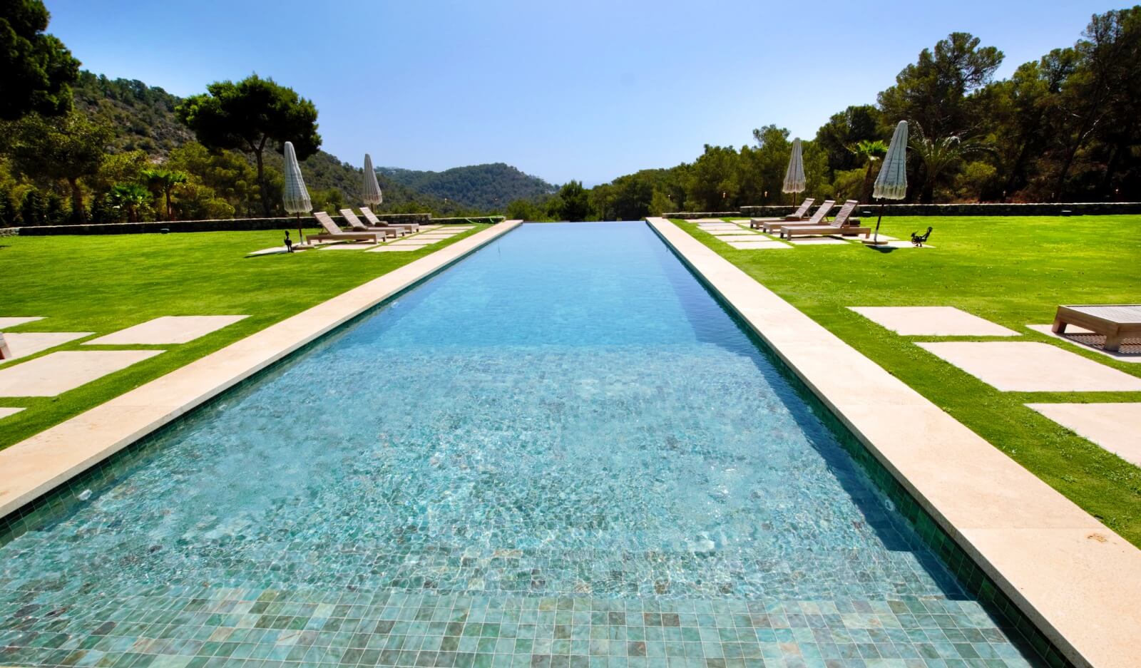 reforma integral de casa y piscina en Ibiza