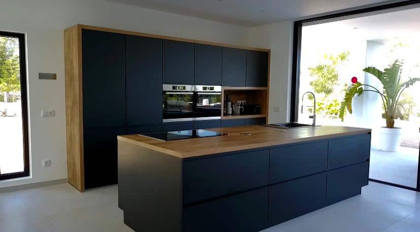 cocina acabado madera y puertas negro mate reformas de cocinas en Ibiza